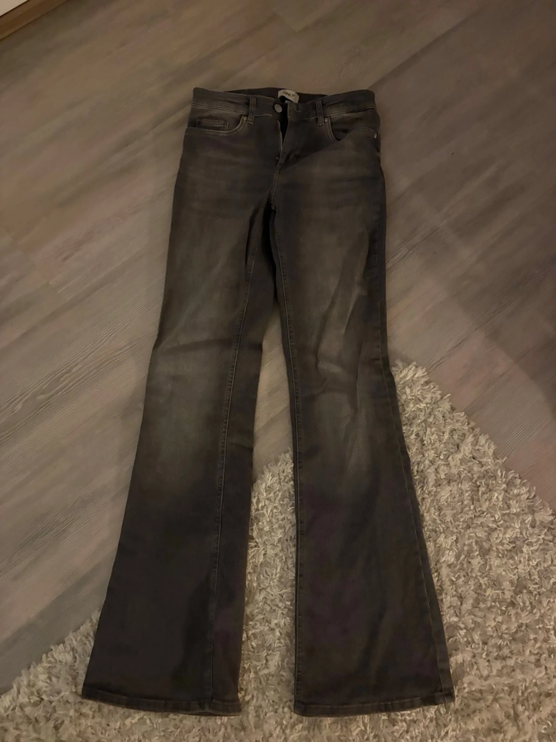 Grå bootcut jeans med hög midja