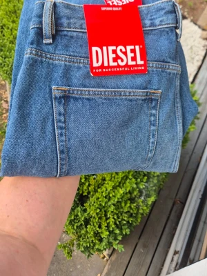  Jeans från Diesel - Snygga blå jeans från Diesel i klassisk rak modell. Nya ned prislapp 