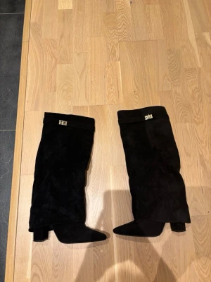 Svarta boots - Så fina svarta boots från lululia, endast använda en gång och säljer då de tyvärr är för stora för mig! Nypris: 700kr🥰🥰