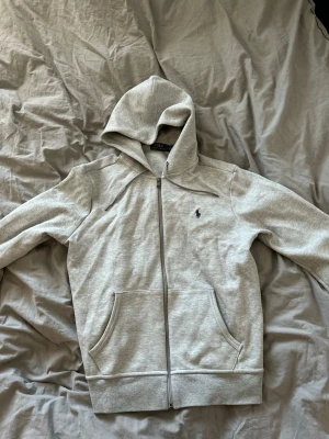 Grå Ralph Lauren zip med blå logga - Limited grå Ralph lauren zip med navy logga. Hela settet har ett nypris runt 2000 kr.