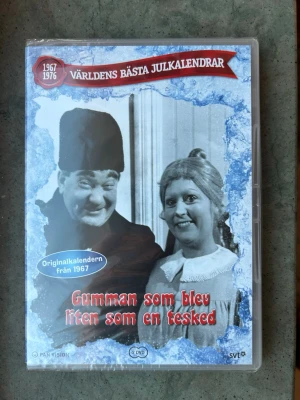 Inplastad Teskedsgumman DVD - Originalkalendern från 1967. Gumman som blev liten som en tesked, av Alf Prøysen, är hittills julkalendrarnas oslagbara förstaplacering med 2,5 miljoner tittare! Helt ny & inplastad!!  Finns på språk: Svenska   