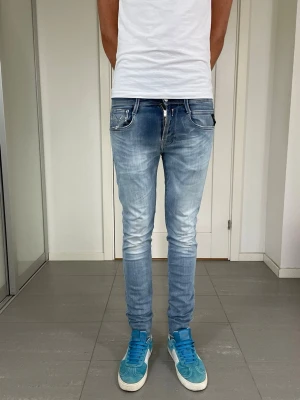 Replay Anbass Hyperflex Jeans - Säljer nu dessa Replay Anbass Hyperflex Jeans, W28 o L32 med mått ca 35,5 o 104 cm. skriv för fler bilder/frågor🙌🏼