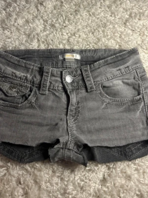 Grå jeansshorts med rå kant - Säljer ett par grå jeansshorts klippta från ett par jeans 