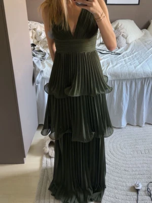 Olivgrön balklänning - Intressekoll på min balklänning från oh hello clothing ☺️ den finns inte kvar att köpa, och är i storlek s 