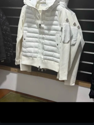Moncler  - Helt ny oanvänd moncler jacka kill modell i storlek S äkta moncler 