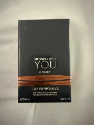 Emporio Armani Stronger With You Intensely - Emporio Armani Stronger With You Intensely är en herrparfym i en elegant svart förpackning med kopparfärgade detaljer. Doften är en eau de toilette och flaskan rymmer 100 ml. Perfekt för dig som gillar exklusiva och intensiva dofter.