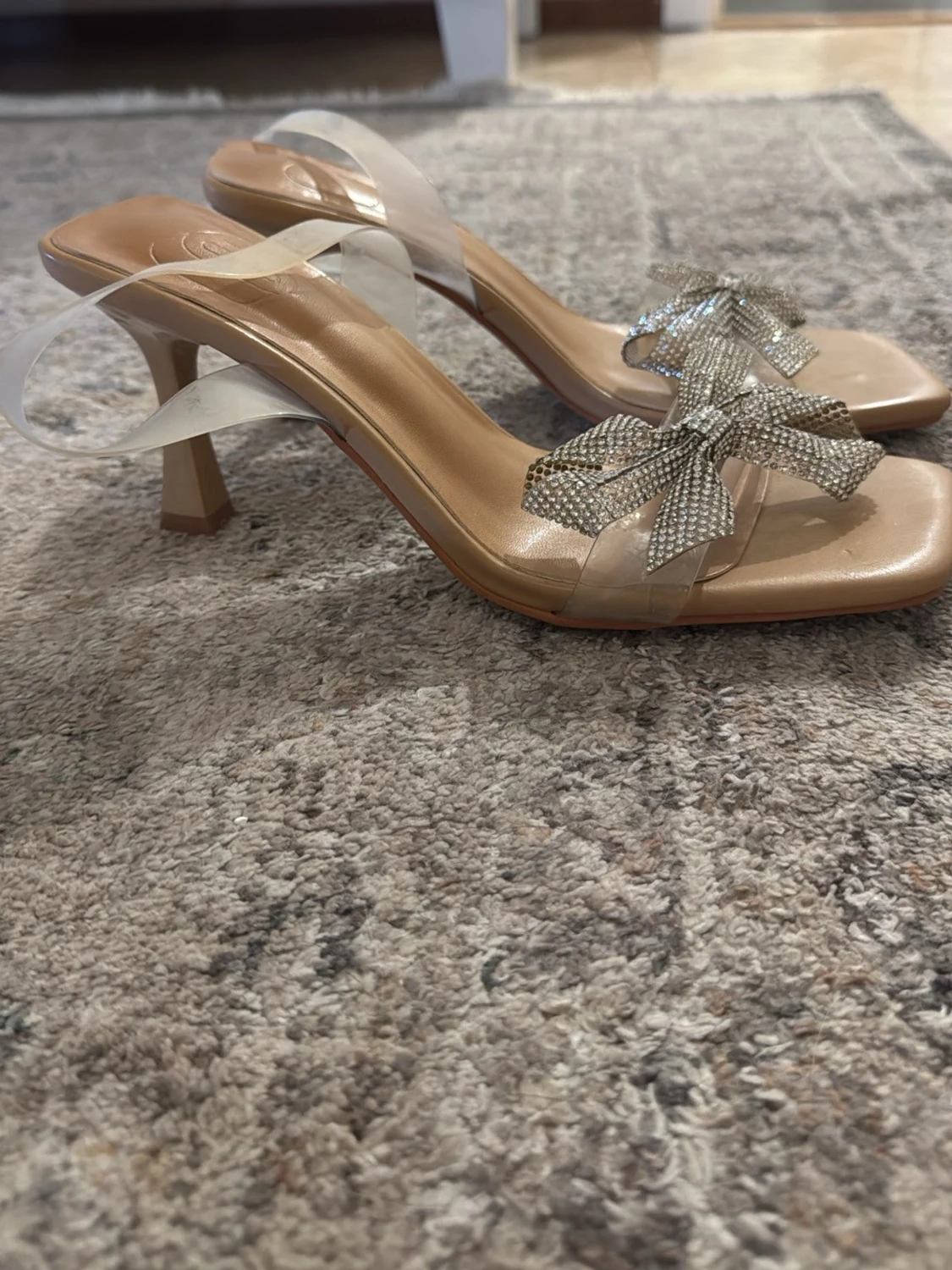 Beiga pumps med transparent rem och rosett - 1