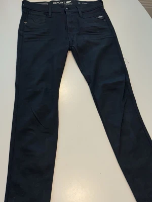 Svarta slim fit jeans från Replay - Helt nya Jeans från replay i modellen Anbass hyperflex. Aldrig använde och kommer i originell förpackning säljer då jag råkade ta bort prislappen innan jag testade. W30 L30