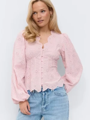 Ljusrosa broderad blus med puffärm - Supersöt ljusrosa blus med broderade blommor, puffiga långärmar och knappar framtill. Blusen har vågig kant nertill och vid halsen, samt är gjord i ett tunt bomullsliknande material. Perfekt för dig som gillar romantisk och feminin stil.