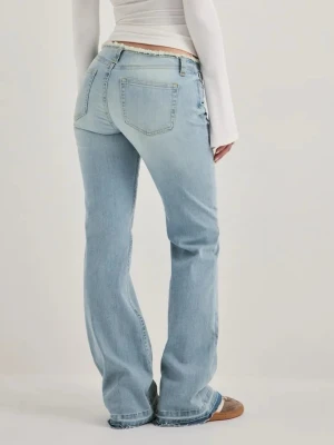 Ljusblå bootcut jeans från nelly - Säljer ett par ljusblå bootcut jeans med fransad midjekant. De är jättesnygga men tyvärr lite stora för mig. Nypris 599 på nelly men säljer för 400. Använda fåtal gånger. 