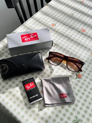 Ray-Ban Boyfriend - Säljer dessa riktigt snygga rayban boyfriend solglasögon! 😎  Lite info: Nypris 1200-1600kr De är tonade och i en riktigt snygg färg (havana) 🔥 Fint skick på dom, väl omhändertagna, om något kan det vara lite lätt smuts/damm någonstans men inget som inte går bort vid lätt rengöring👍  Har kvar kvitto, dm’a om du vill se ✅ Fråga eller fundering? Tveka inte på att skicka ett meddelande, svarar snabbt 👍😀