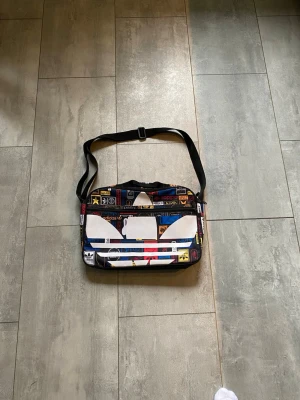 Adidas väska  - En unik adidas väska som är införskaffad i Thailand för 10år sedan. Sparsamt använd så fint skick med lite smått tecken på användning. 