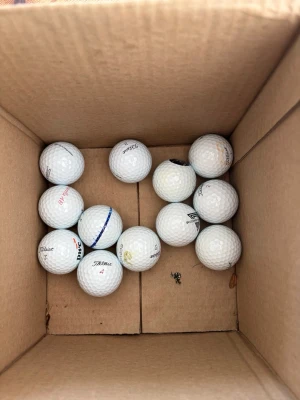 Golfbollar Titleist prov1 a klass dussin - Säljer ett dussin vita golfbollar, bland annat från Titleist. Bollarna har klassisk rund form och dimple-mönster för bra flyg. Perfekt för dig som vill fylla på golfväskan med extra bollar till träning eller spel. Om du vill förbättra ditt spinn 