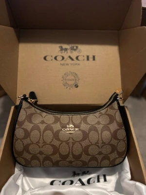 Coach Shoulde Bag Beige/Svart - Aldrig använd, helt ny med axelrem och handtag!