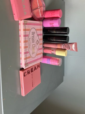 Mix av rouge och highlighterpaletter - Säljer ett kit med flera rouge och highlighter-produkter i olika nyanser av rosa, peach och nude. Inkluderar paletter från CAIA, Dream Cheek och flera stick och tuber från bland annat H&M och Essence. Perfekt för att skapa en fräsch bas med både puder och krämformula.