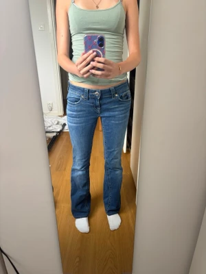 Lågmidjade bootcut true religion jeans - Supersnygga lågmidjade jeans frön true religion som är omsydda till bootcut🤞🏼💗 detaljerade fickor och passar bra till många tröjor, mina favorit jeans länge men börjar bli lite för korta😢 köptes för 1000 säljer för 700, skriv om frågor 🫶🏼
