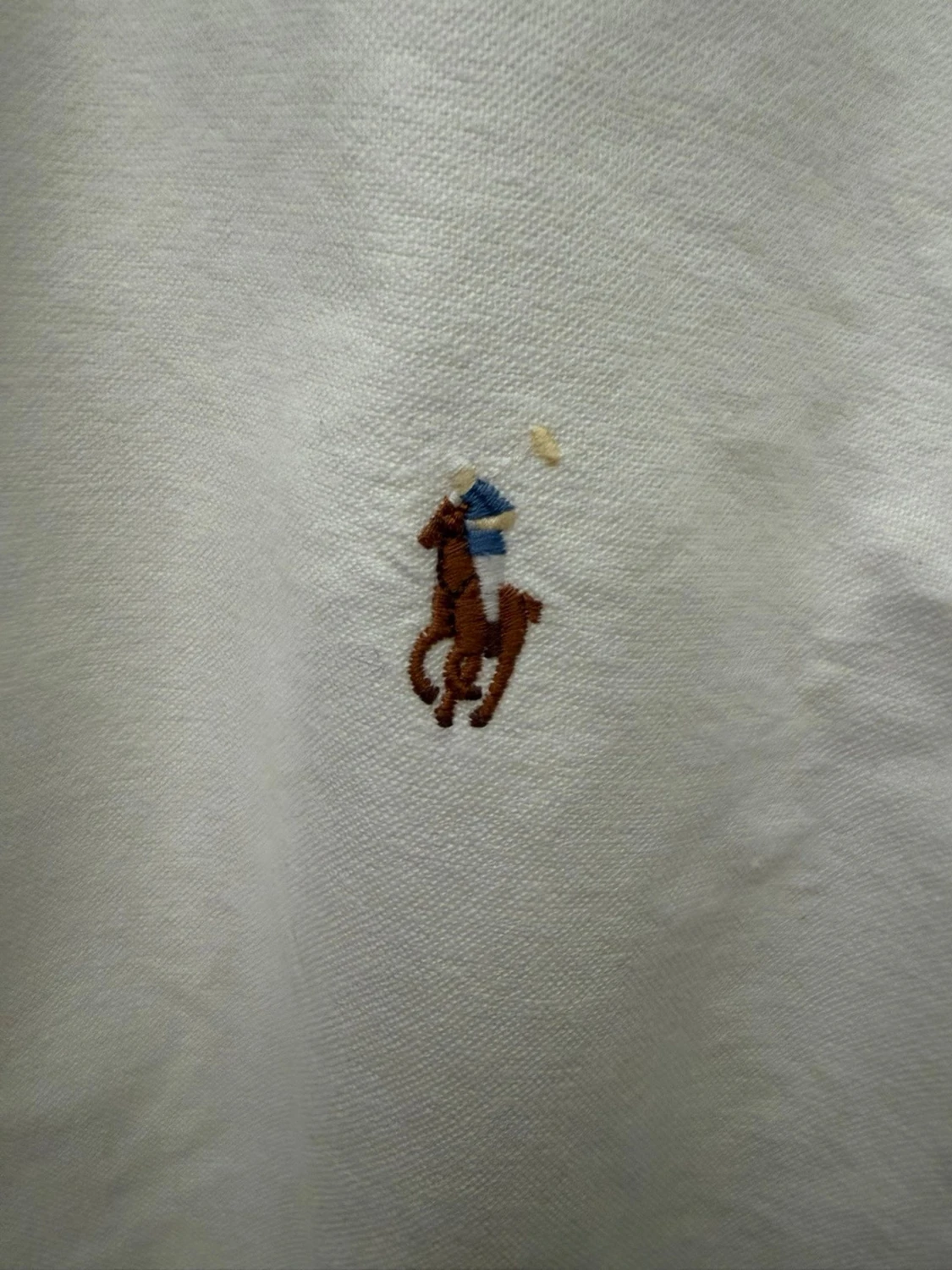 Vit skjorta med broderad logga - 1