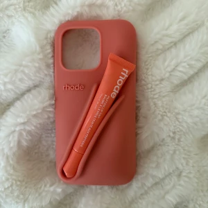 Rhode skal + läppglans - Oanvänt rhode skal till iPhone 16 pro!💛💗