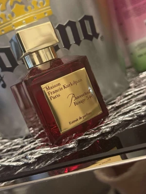 Maison Francis Kurkdjian Baccarat Rouge 540 - Säljer min Baccarat Rouge 540 Extrait de Parfum eftersom den tyvärr inte passar min smak. Det är en exklusiv unisexparfym med mycket lång hållbarhet och en unik doft. * Pris: 1 200 kr * Nypris: ca 4 200 kr * Skick: bara testad som helt ny! * Förvarad väl i ett rök- och djurfritt hem. *100%äkta   