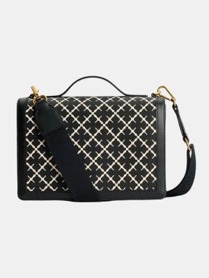By Malene Birger Loennas Shoulder Bag (Svart) - Säljer en klassisk och stilren axelremsväska från By Malene Birger i modellen Loennas Shoulder Bag. Mått: Ca 24 cm x 17 cm x 8.5 cm. Använd men i gott skick. Den har några mindre skråmor men inget som märks av, se på bild 4, 6 & 7.