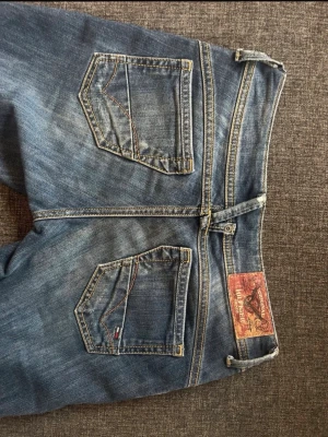 Lågmidjade jeans Tommy Hilfiger  - Säljer ett par blåa Tommy Hilfiger Jeans med låg midja. 