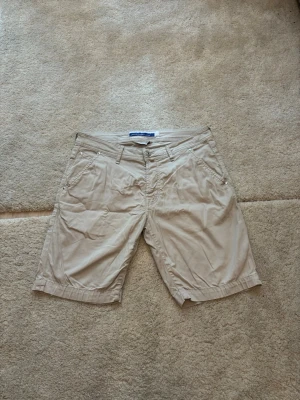 Jacob Cohën Shorts - Jacob Cohën Chinos Shorts i ljusbeige färg. Storlek 32, mått och label finns på bilderna. Mycket bra skick!!