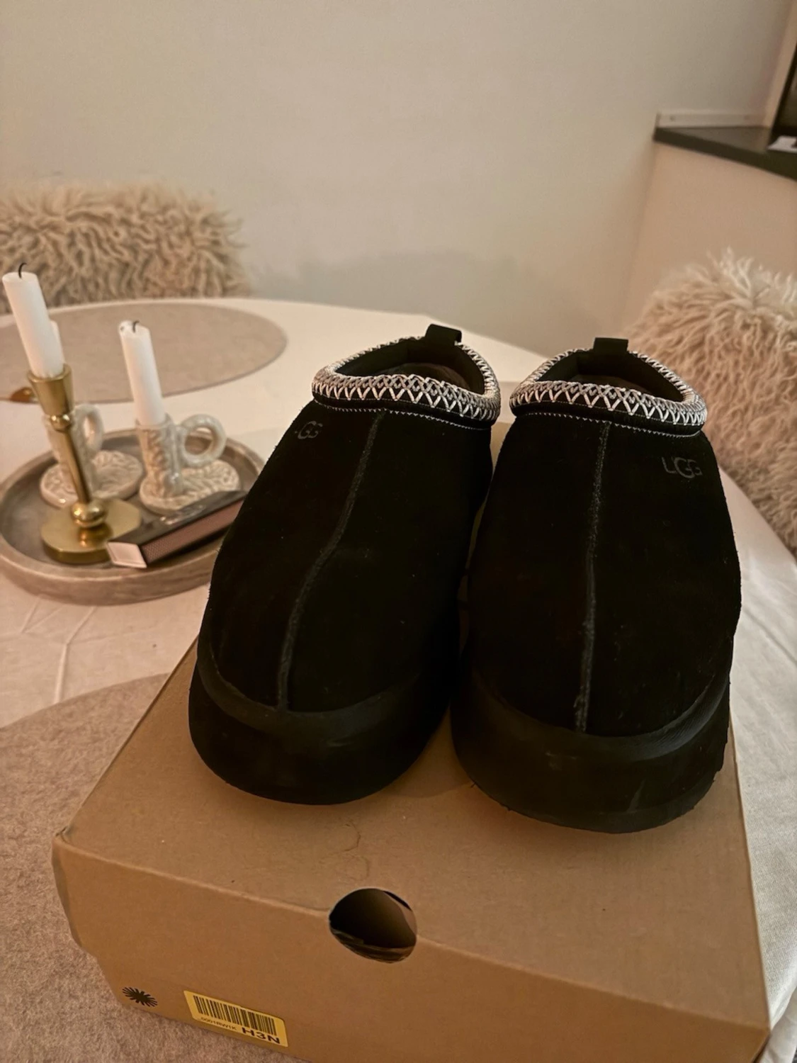 Svarta UGG tofflor med mönstrad kant - 3