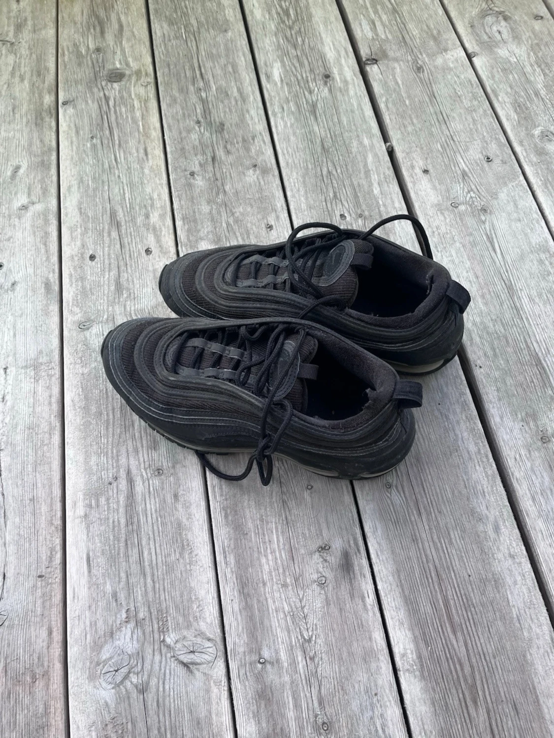 Svarta sneakers med vågig design