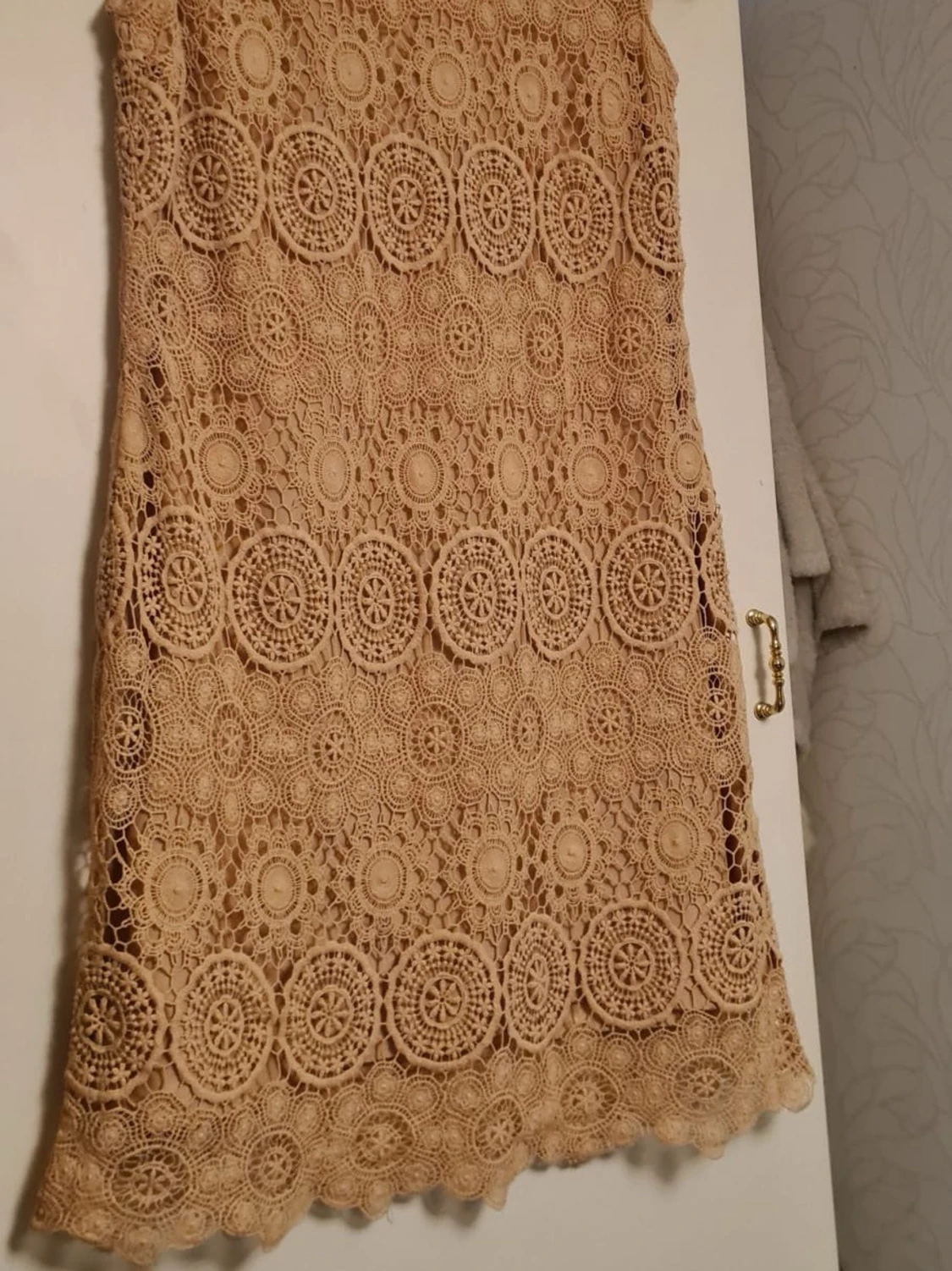 Beige spetsklänning med volangkant - 1