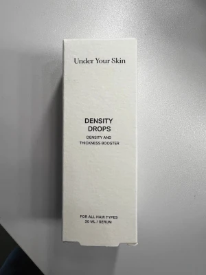 Under Your Skin Density Drops serum - Under Your Skin Density Drops är ett aktiverande hårserum med gurkmejaextrakt som boostar tjocklek och fyllighet i håret. Kommer i en vit förpackning, 30 ml, och passar alla hårtyper. Appliceras direkt i hårbotten med pipett och masseras in 1-2 gånger per dag.