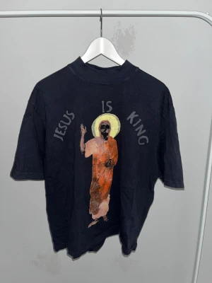 yeezy jesus is king merch kanye - passform sitter perfekt OS M och sjuuuk krage. Färg är typ navy/mörkblå. 