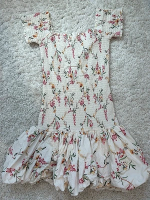 Blommig hm klänning  - Jättefin blommig offshoulder klänning från hm. Använd fåtal gånger och är i fint skick.  