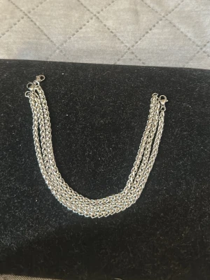  silverfärgade kedjearmband - Säljer 3 stilrena armband i silverfärgad stål. De har klassiska karbinlås och passar perfekt för dig som gillar minimalistiska accessoarer.finns 3 st, 50krst