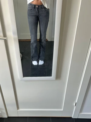 Mörkgrå bootcut jeans  - Mörkgråa lågmidjade jeans. Köpte från gina young i strl 164 TALL, passar på mig som vanligvis har 34-36 i byxor☺️