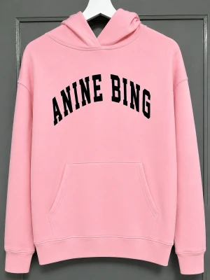 Anine Bing Hoodie – stl S – ljusrosa - Anine Bing Hoodie – stl S – ljusrosa  Säljer en populär hoodie från Anine Bing i ljusrosa med svart logotyp framtill. Oversize-modell i mjuk och skön kvalitet. Storlek S och i mycket fint skick. 	•	Storlek: S 	•	Färg: Ljusrosa 	•	Skick: Mycket fint skick 	•	Nytvättad  Pris: 1 900 kr
