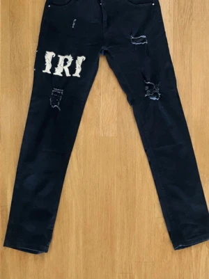 Amiri jeans i svart  - Dessa jeans passar folk som är 175+ cm. Storleken är xl men dem passar L också. Dem är helt oanvända och i perfekt form