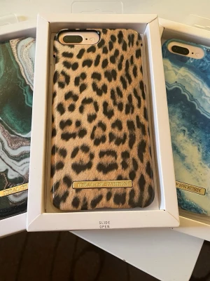 Tre stycken mobilskal - Säljer tre stycken mobilskal från Ideal Of Sweden till IPhone 8 Plus och IPhone 7 Plus. Om du köper detta så köper du alla tre för 30kr!