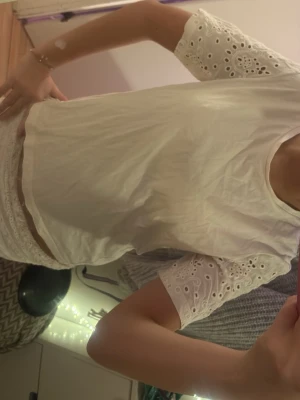 kräm vit blus!! - säljer den här krämiga vita/ väldigt ljusgula tröja,  använd fåtal gånger så väldigt bra kvalitet!!