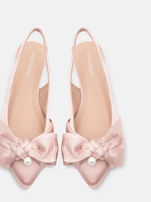 Rosa ballerinaskor med rosett - Säljer ett par oanvända ljusrosa ballerinaskor från Anna Field i satinliknande material. Skorna har spetsig tå, öppen häl med rem och en stor rosett framtill dekorerad med en pärldetalj. Perfekta för dig som gillar en feminin och elegant stil. Slutsålda!! 