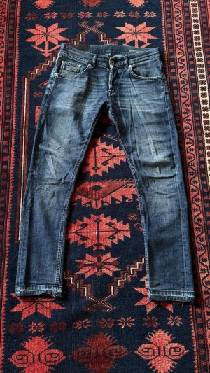 Dondup Ritchie - Riktigt snygga dondup Ritchie jeans | lite mer loose än George | bra skick, spretade nere vid anklarna | storlek 29 | längd:91cm midja:38cm innerben:68cm | vid frågor och funderingar tveka inte på att höra av er!                                                                                                     Mvh Doré.reselll