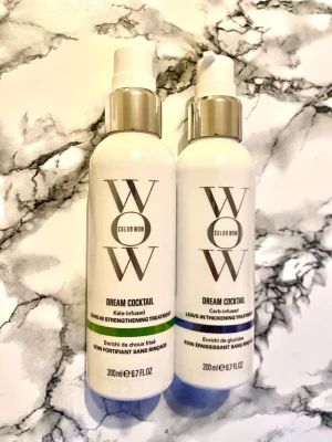 Color Wow Dream Cocktail duo - Två flaskor Color Wow Dream Cocktail leave-in behandlingar, en Kale-infused Strengthening Treatment och en Carb-infused Thickening Treatment. Båda i vita flaskor med silverfärgade pumpar, 200 ml vardera. Perfekt för att stärka och ge volym till håret.