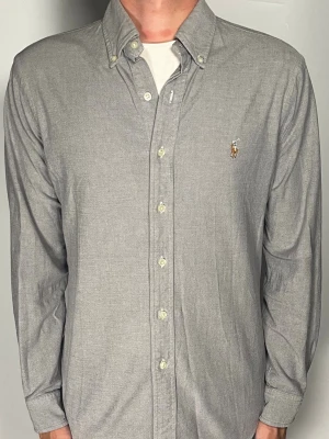 Ralph Lauren skjorta - 👕 Plagg: Skjorta                                                           📏 Storlek: M                                                               🏷️ Märke/Modell: Ralph Lauren slim Fit                                   ✨ Skick: Fint skick                                                        💬 Vid frågor är det bara att skriva!                                                                                          🛍️ Gramenti