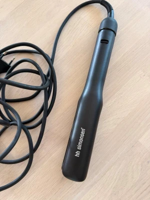 Tång för beach waves från HH Simonsen - Tång för att enkelt göra beach waves. Temperaturen går att ställa mellan 110-220 grader. Lång sladd. Sparsamt använd. 
