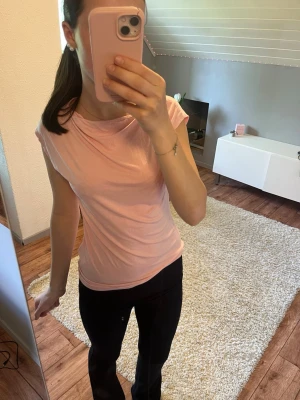 Rosa söt topp🌸 - En rosa söt topp från lager 157. Aldrig använd💕 säljer pga att den aldrig kommer till användning🥰