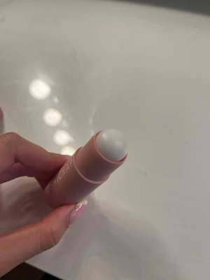 Hickap Just Blur touch-up stick - Säljer ett touch up stick från hickap, produkten är endast öppnad och ej testad/använd! Förpackningen är dock lite skadad vilket man ser på bilden men det blev när jag öppnade den så ingen skada på produkten!