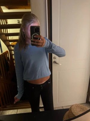 Ljusblå tröja - Säljer en ljusblå jättefin tröja! Fått av min mamma så vet därför inte märket 💞 Är i väldigt bra skick o priset går o diskutera💕💕 Står inte storlek men skulle tippa på Xs/S  