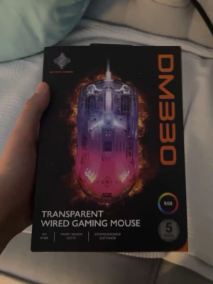 Transparent gamingmus och musmatta - Säljer en transparent DM330 trådbunden gamingmus med RGB-belysning och Pixart sensor samt en stor DMP220 gaming musmatta (450x400mm). Musen har nedladdningsbar mjukvara och upp till 10 000 DPI. Perfekt för gaming-setupen!