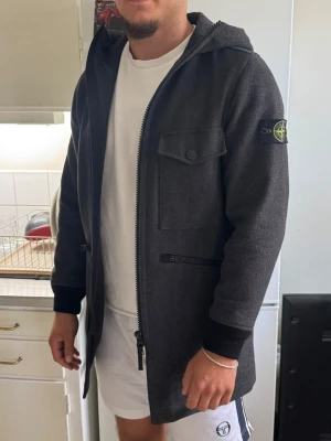 Stone island jacka - Säljer en unik stone Island Jacka som jag fick i present förra året den är oanvänd och har bara legat i min garderob, Storlek M inga konstigheter med den alls säljer billigt.