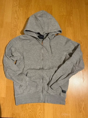 Jack & Jones  - Säljer denna Jack & Jones zip tröja den är i storlek s hör gärna av er vid funderingar🤝