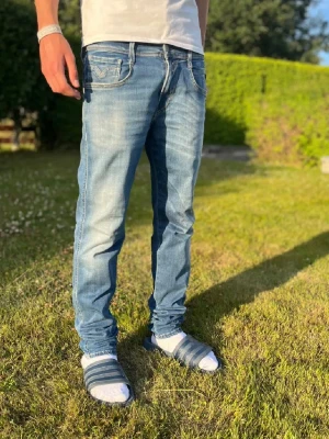 Blå Replay Hyperflex jeans - Säljer ett par blå Replay Hyperflex jeans med snygg tvätt. Jeansen har smal passform och stretchigt material som gör dem riktigt bekväma. Perfekta för dig som vill ha en modern och avslappnad look. Priset kan diskuteras. Hör av dig om du har några funderingar.